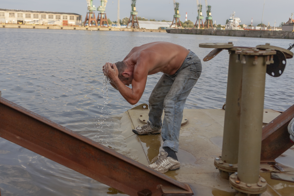 River sailor Zbigniew Laskowski cools down in the water of the Odra.