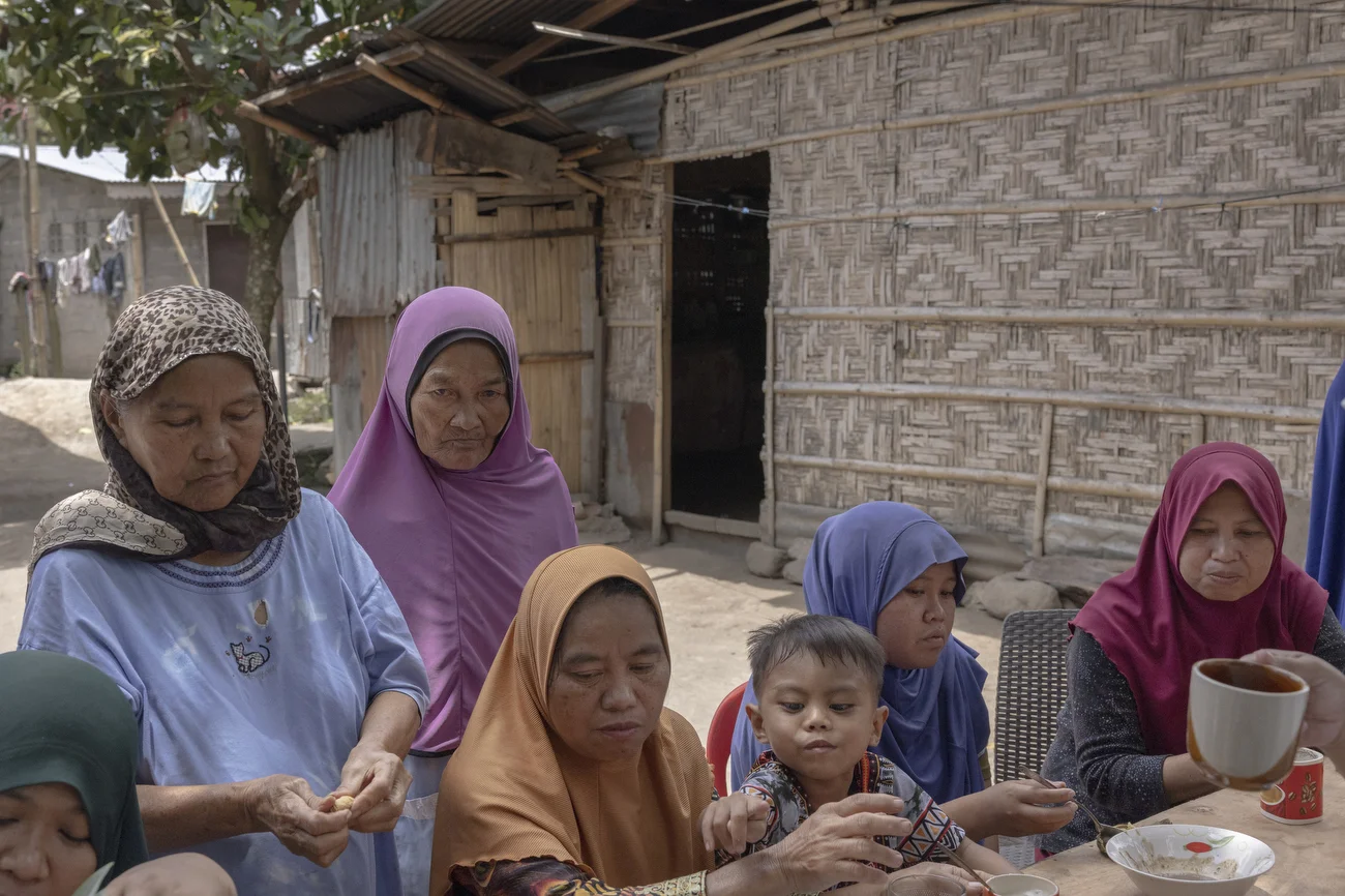 Community members gather in the neighborhood of Jaliya Ambo Jahi and Dilma Gandao, with both women actively participating. After the conflict, more women began stepping into community life, rebuilding connections and gaining confidence.