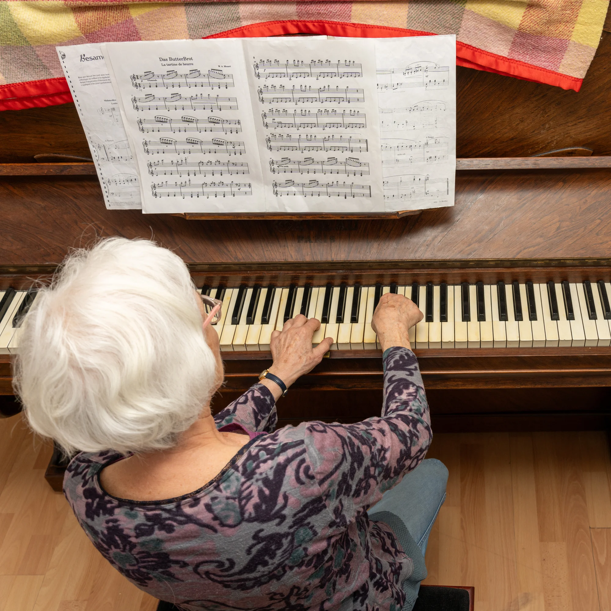 Camille plays the piano at home.
