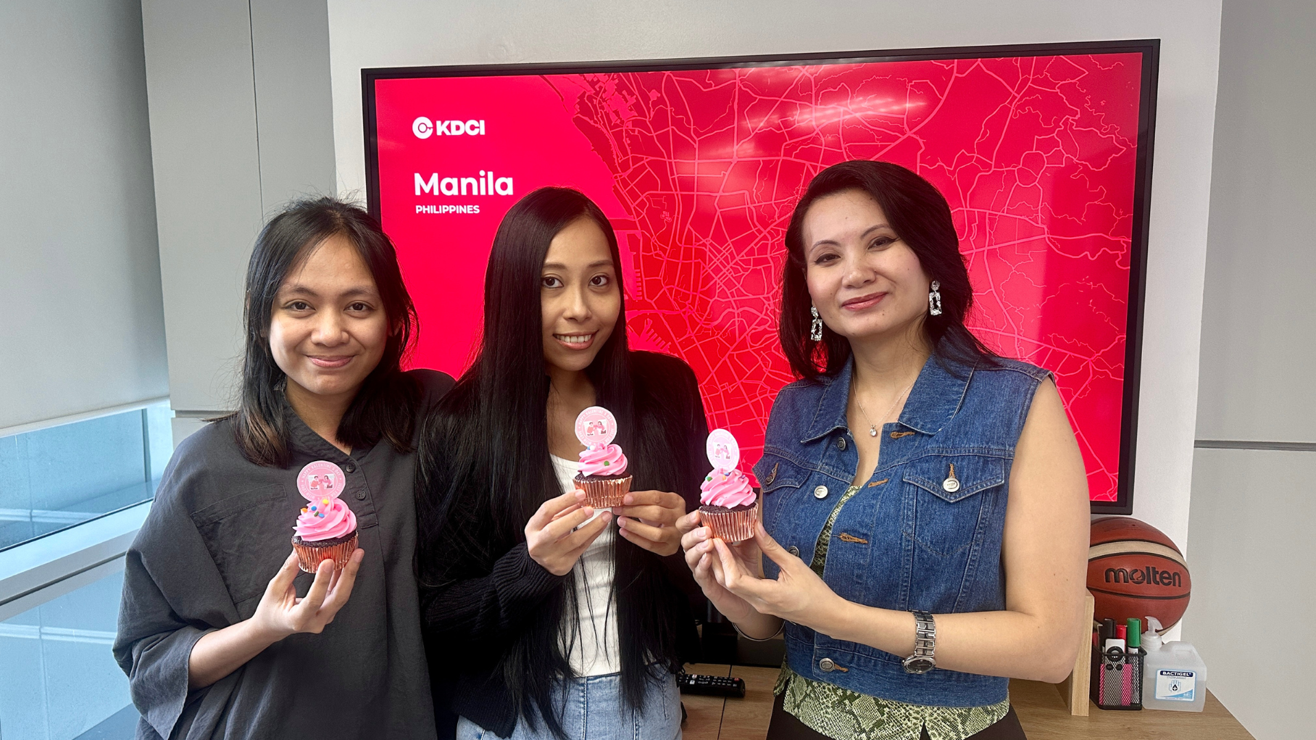 KDCI's team members holding the cupcakes
