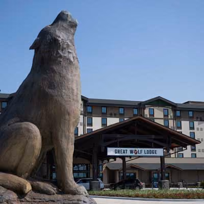 Photo of the front of Great Wolf Lodge where the giant statue of a wolf howling stands prominently