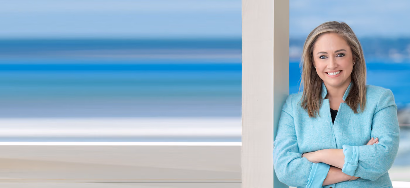 Rachel O'Connell posing for professional photo in front of the ocean