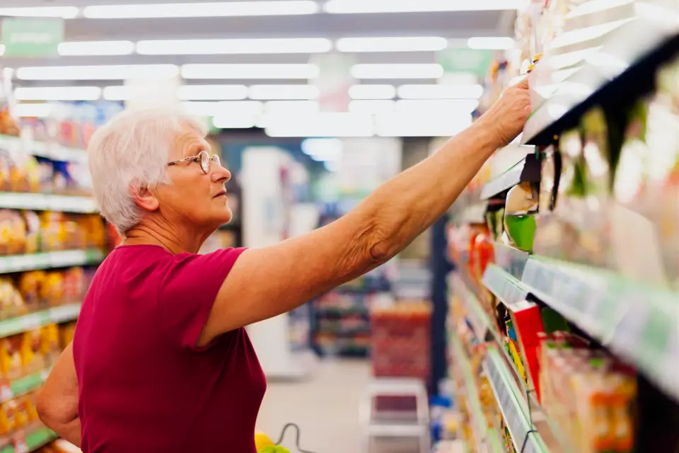 Pessoa idosa fazendo compras em supermercado