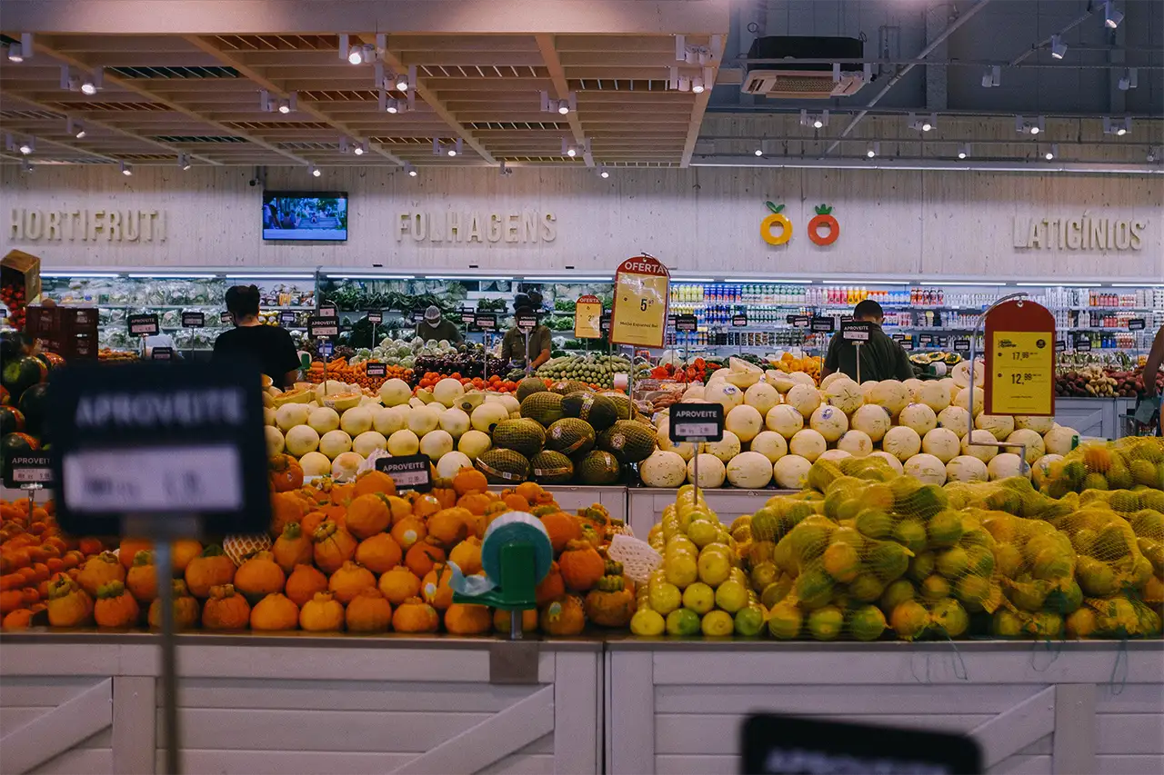 Frutas e outros alimentos perecíveis em um supermercado