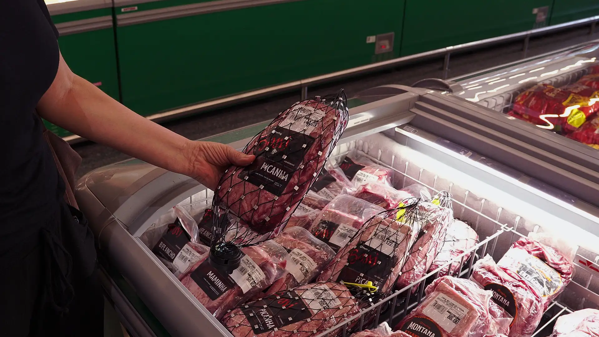 Carne protegida com etiqueta antifurto