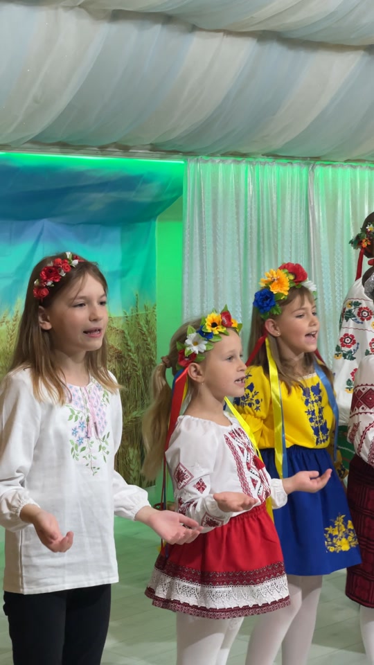 Eine Gruppe von Schülern der Schule „Kinder der Zukunft“ in bestickten Hemden tritt beim Herbstfest auf