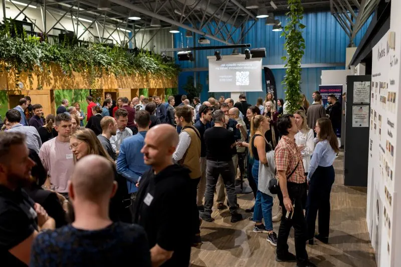 Screenshot of the Eventee mobile event app that shows the gamification leaderboard with attendee ranking based on the points they earned for using the app. There is a winner podium with three stands on top to highlight the best players.