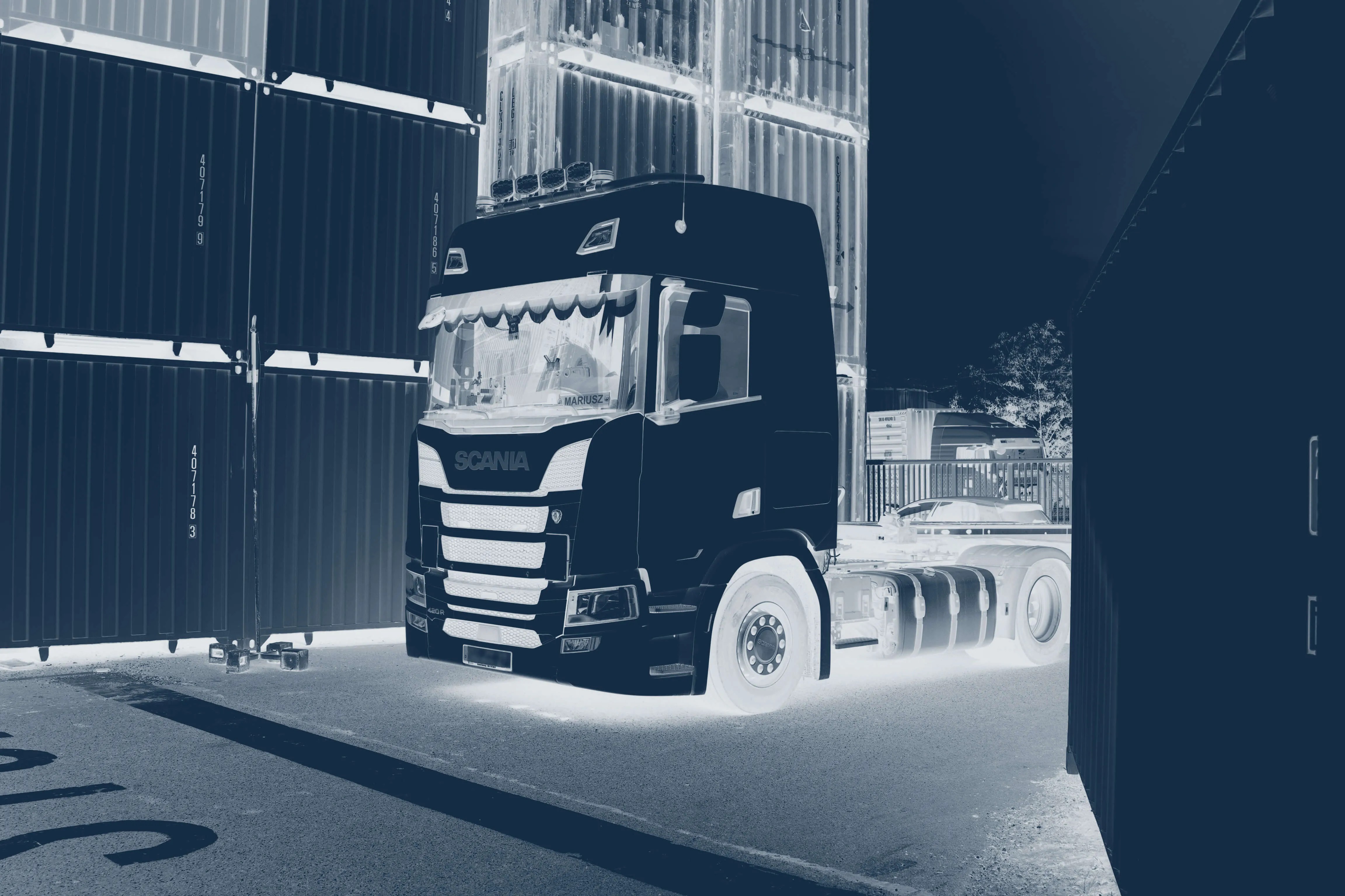 Ein LKW Transporter für Container