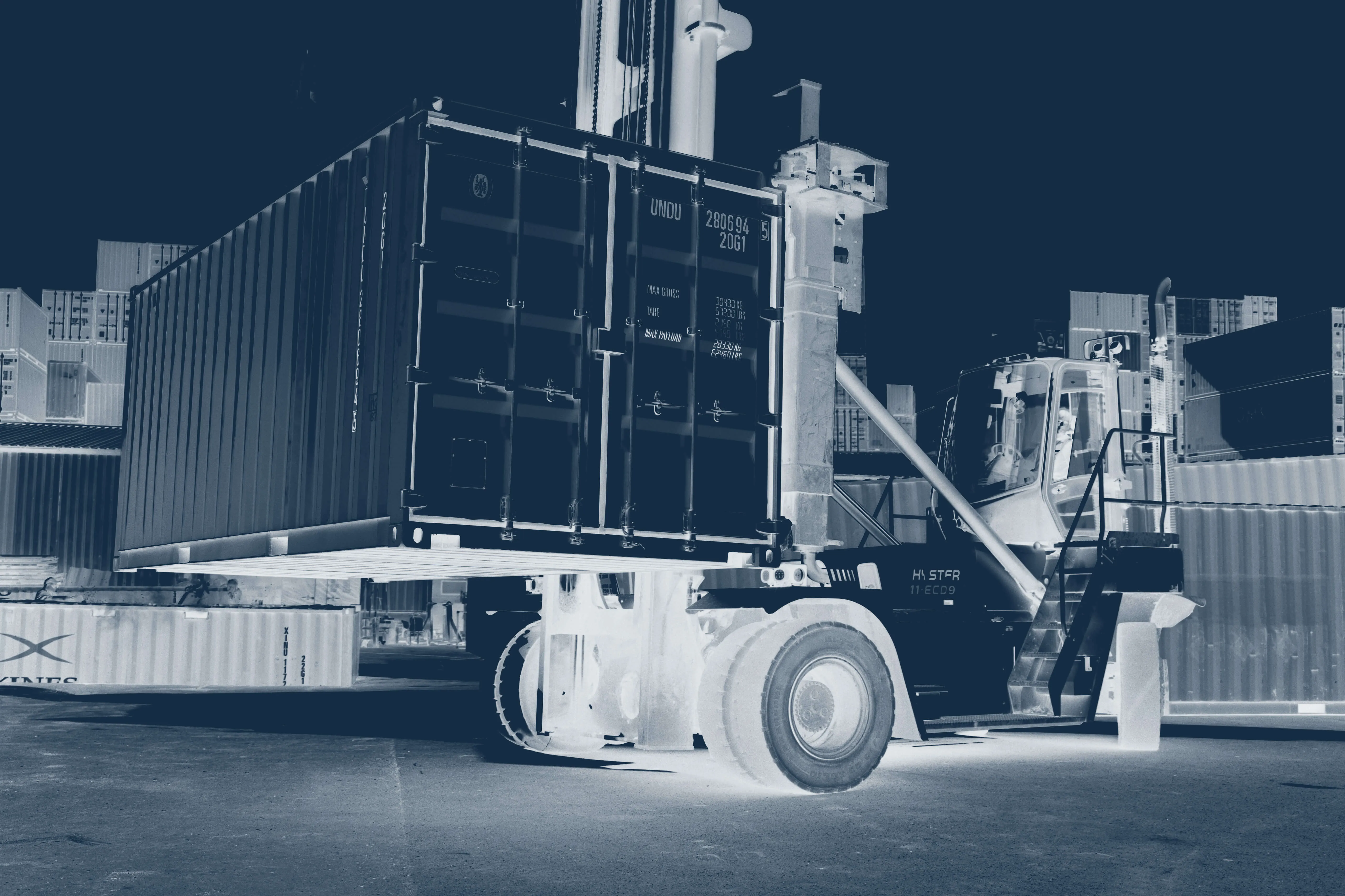 Ein Containerstapler transportiert einen Container