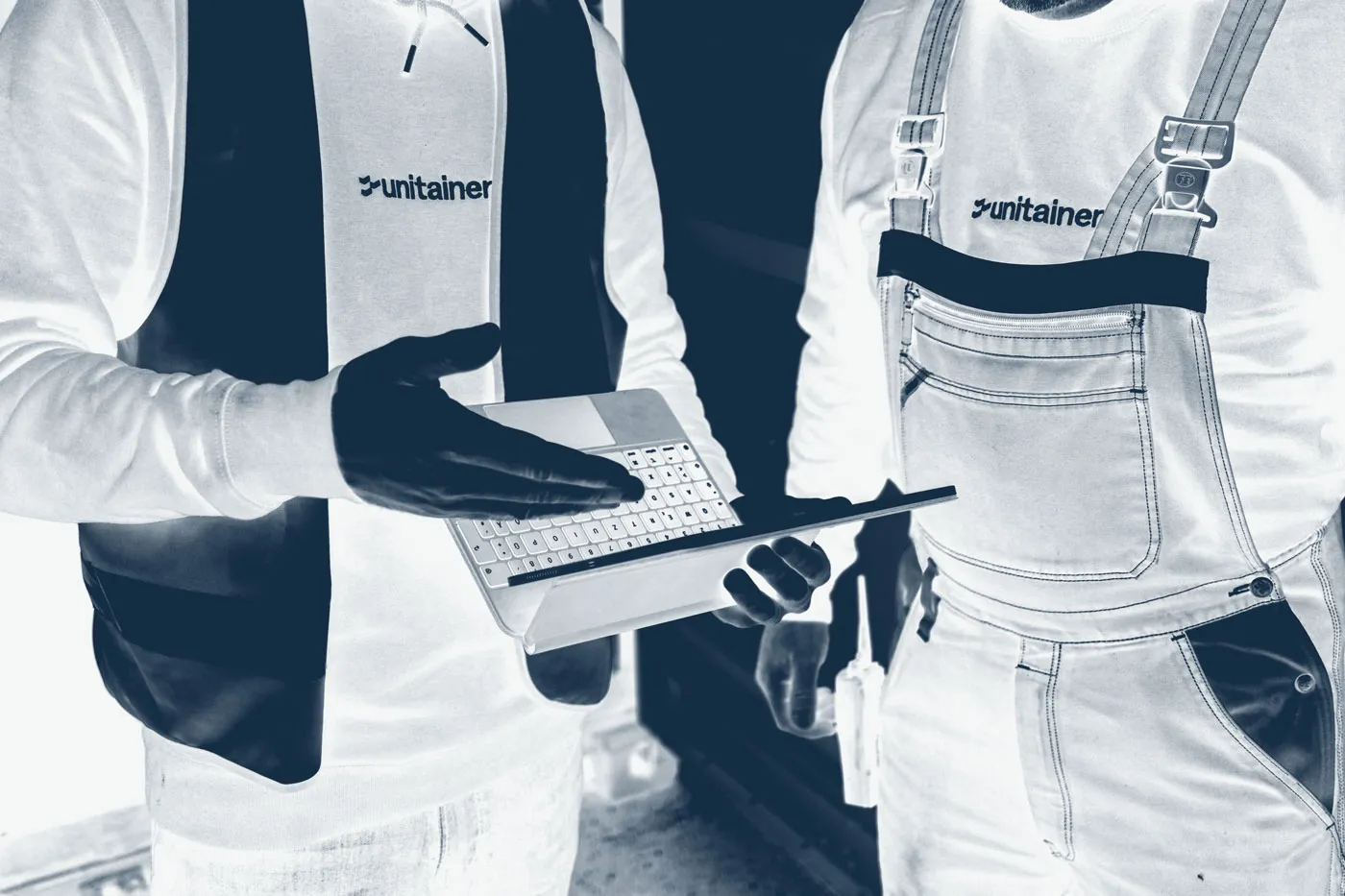 Zwei Personen schauen auf ein Tablet