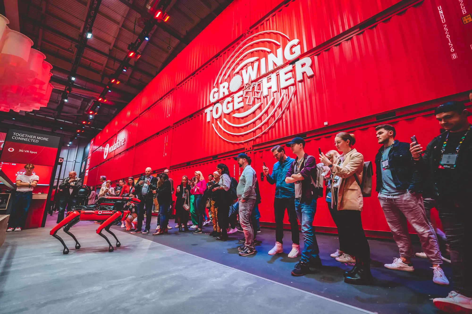 OMR Festvial. Rote Containerwand in der Vodafone Halle.