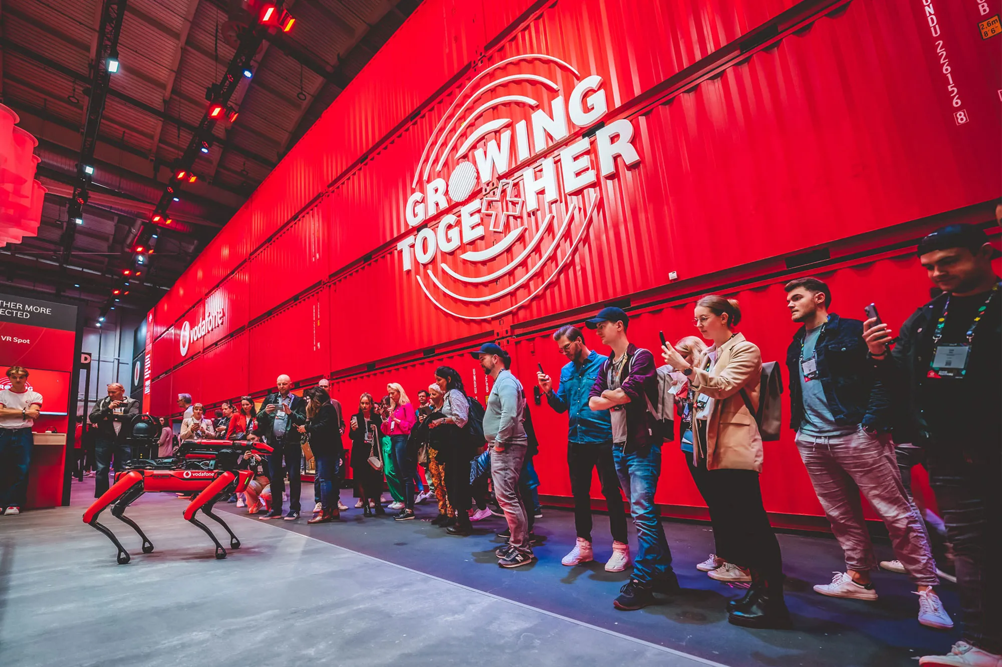 OMR Festvial. Rote Containerwand in der Vodafone Halle.