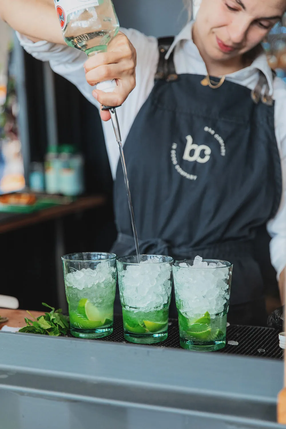 Barcontainer mit Barkeeper in Action – Cocktail Happy Hour.
