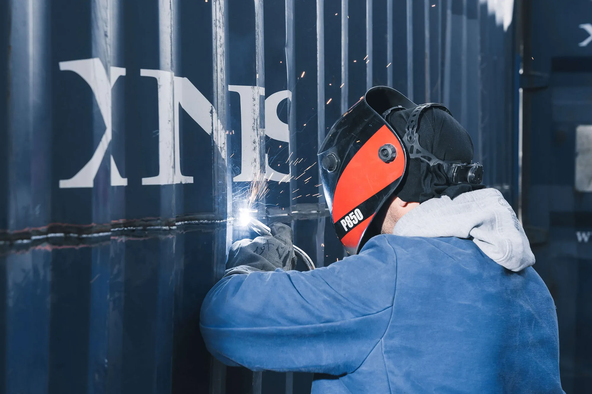 Schweißarbeiten am Container.