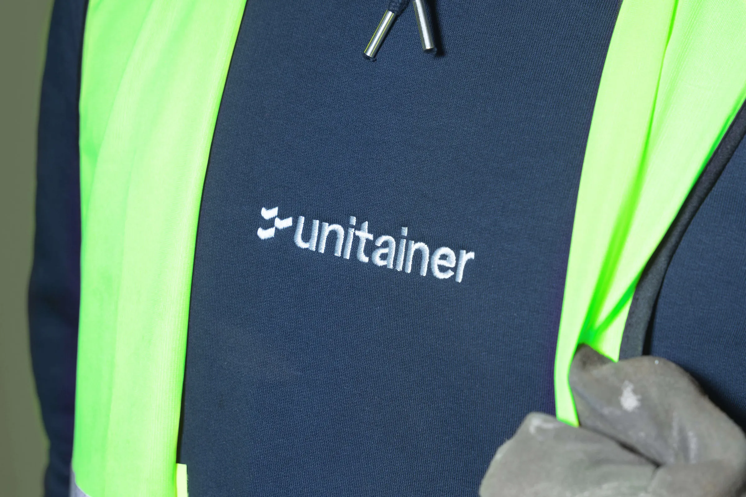 Unitainer Mitarbeiter mit Unitainer Merch.