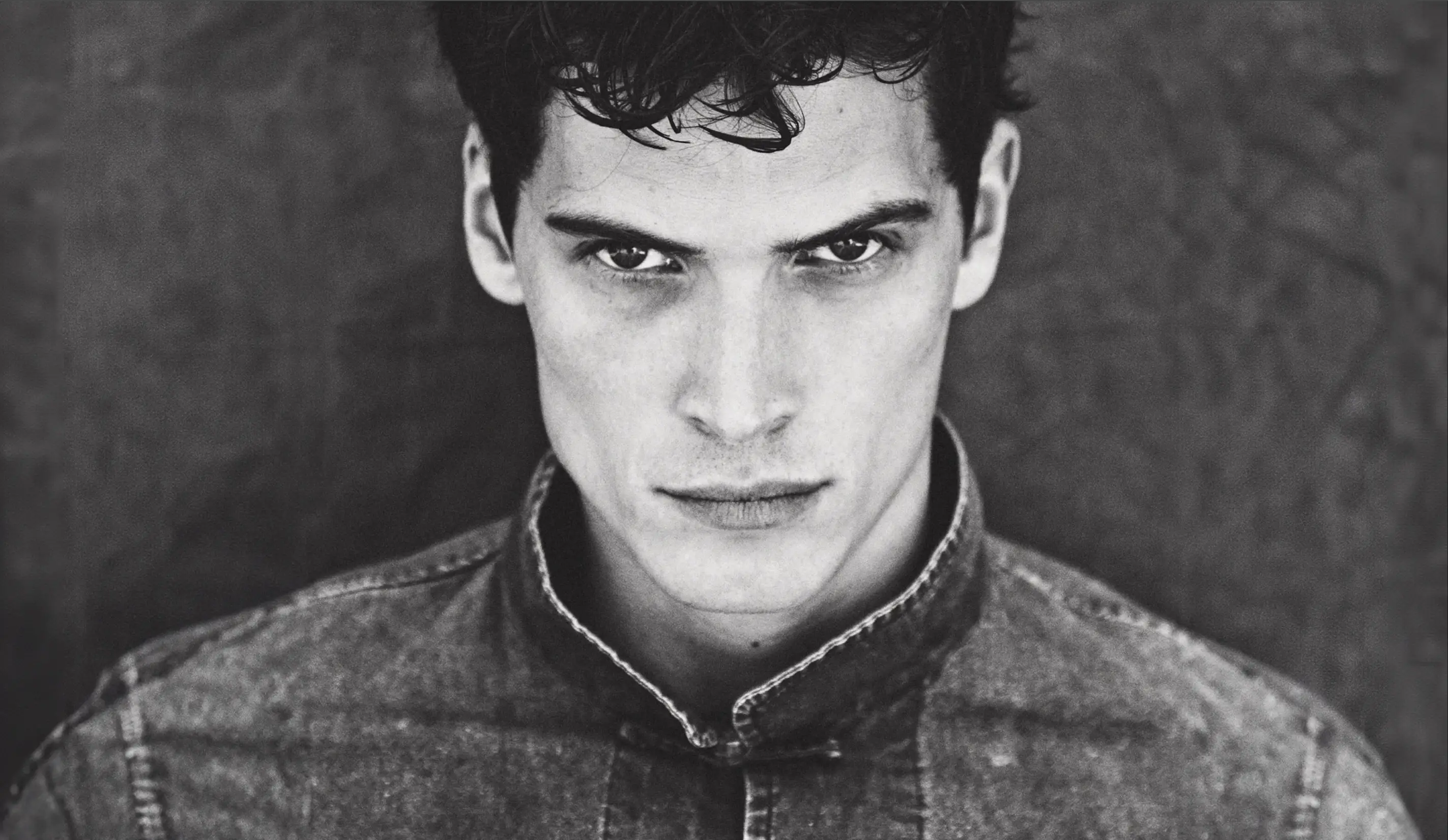 Portrait en noir et blanc par le photographe français Nil Hope réalisé en studio à Paris