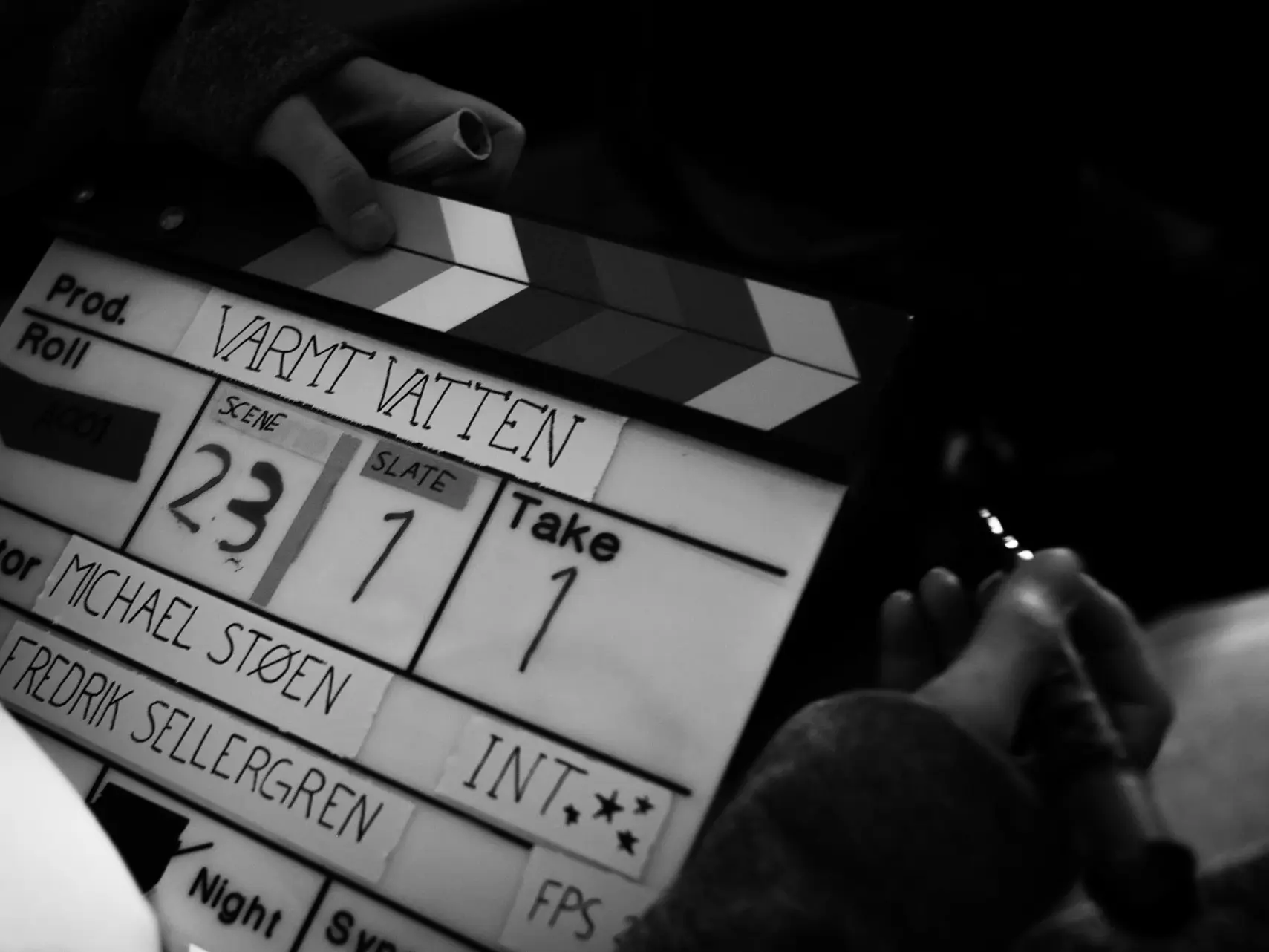 Varmt Vatten clapperboard behind the scenes