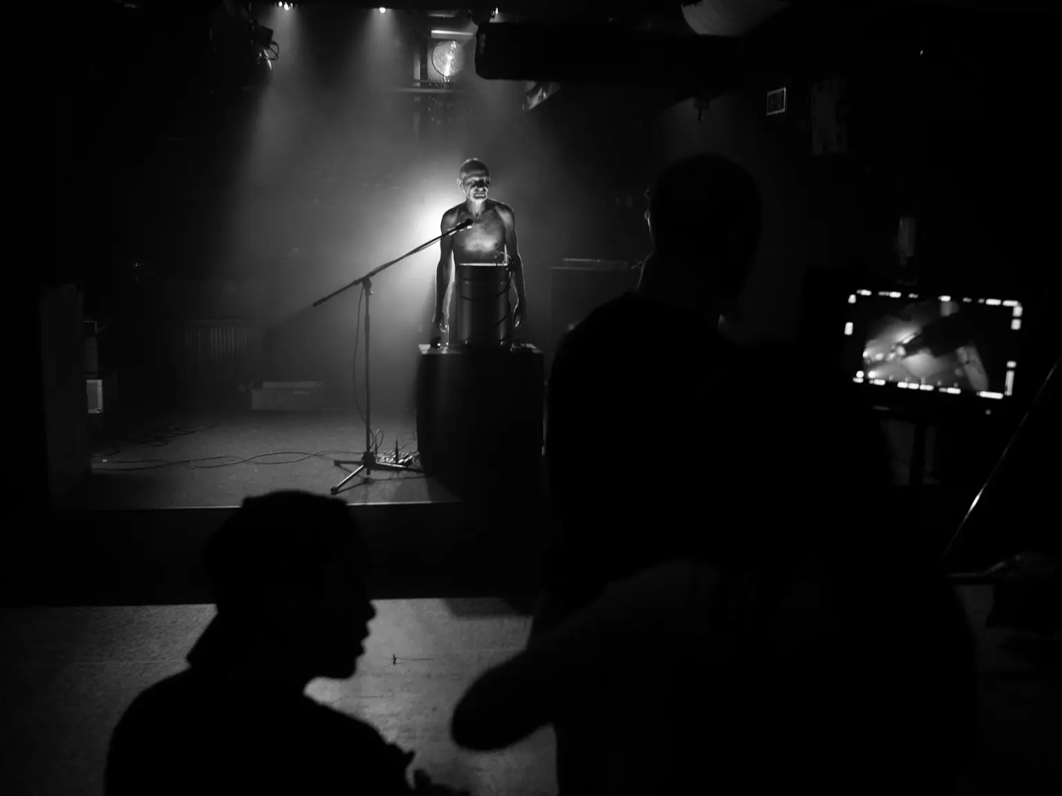 Behind-the-scenes view of a dramatic studio setup for Varmt Vatten