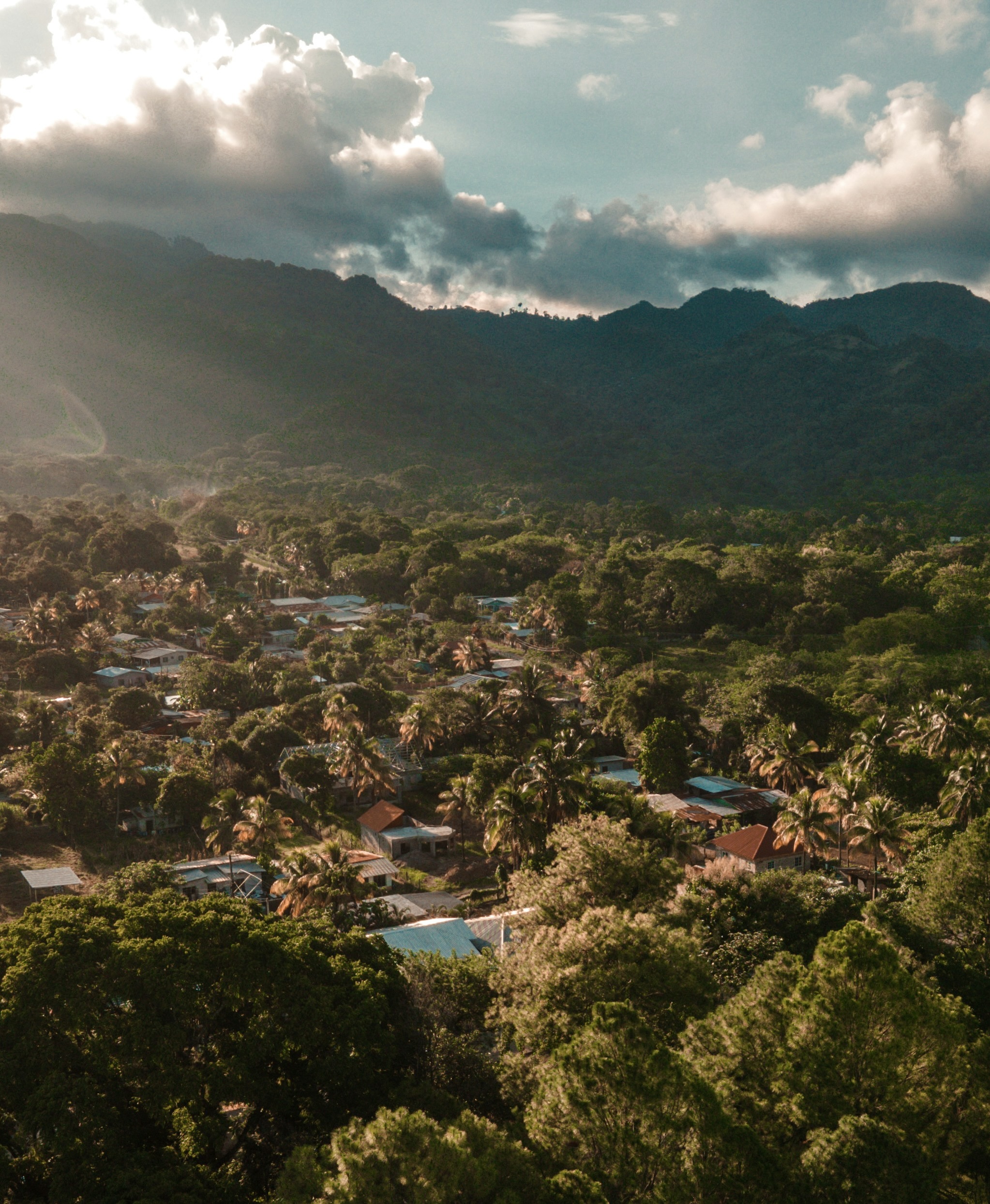 A stunning sunset view of a mountain neighborhood in Honduras.

Credit: hector-emilio-gonzalez-O0febF9UQro-unsplash