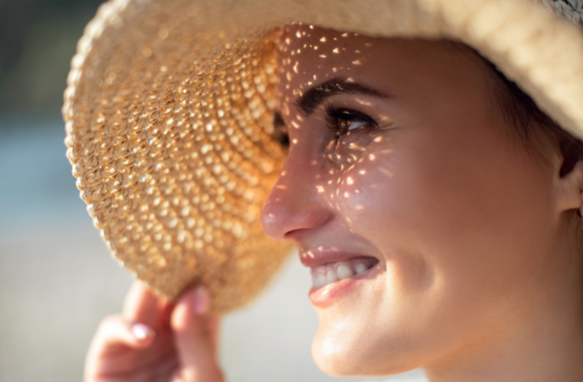 Sole, rughe e bellezza: la pelle in estate e i segni del tempo