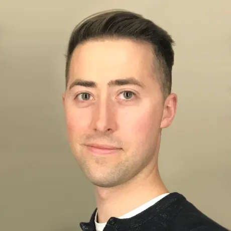 Adam Jordan, director ejecutivo de Social Kick, aparece junto a una insignia de ROI del 280% que destaca el éxito de la campaña a largo plazo con Blockchain-Ads desde 2019.