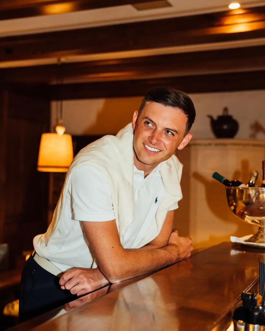 Adam Jordan, PDG de Social Kick, photographié à côté d'un badge de retour sur investissement de 280 % soulignant le succès à long terme d'une campagne avec Blockchain-Ads depuis 2019.