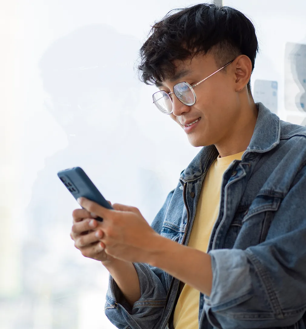 Advertiser consulting with Blockchain-Ads expert through mobile platform for managed campaign services