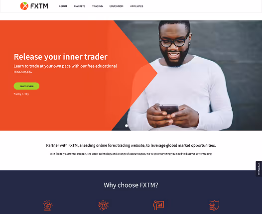 Домашняя страница форекс-брокера FXTM с образовательными ресурсами по мобильной торговой платформе и успешным привлечением 18 000 новых игроков