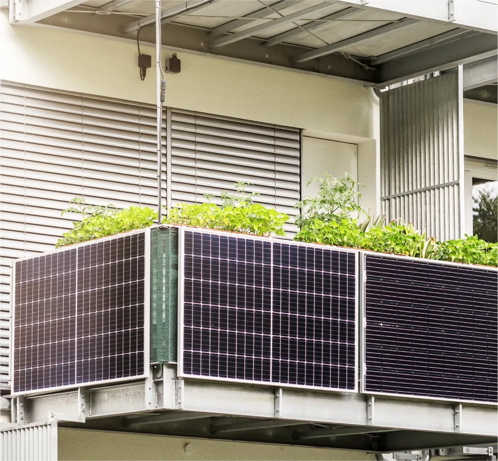 Darstellungen von Solaranlagen an Häusern und auf Freiflächen