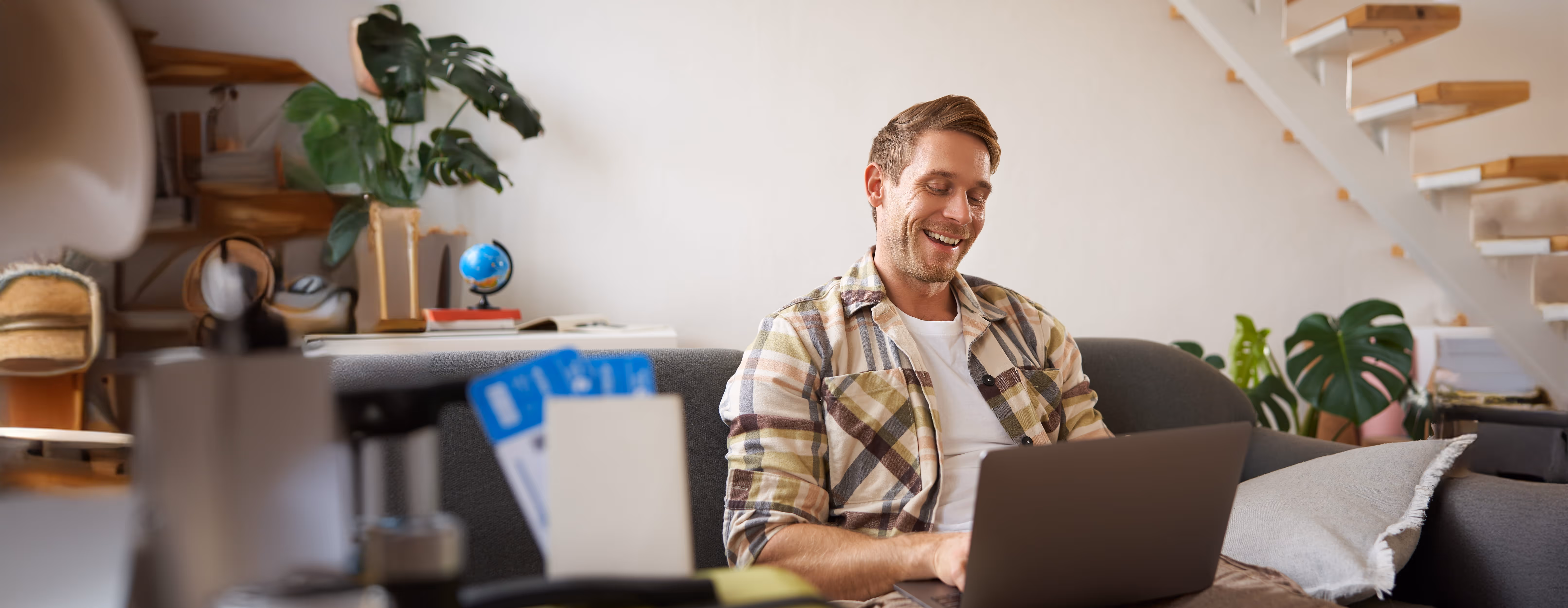 Personne faisant une visio sur son ordinateur portable