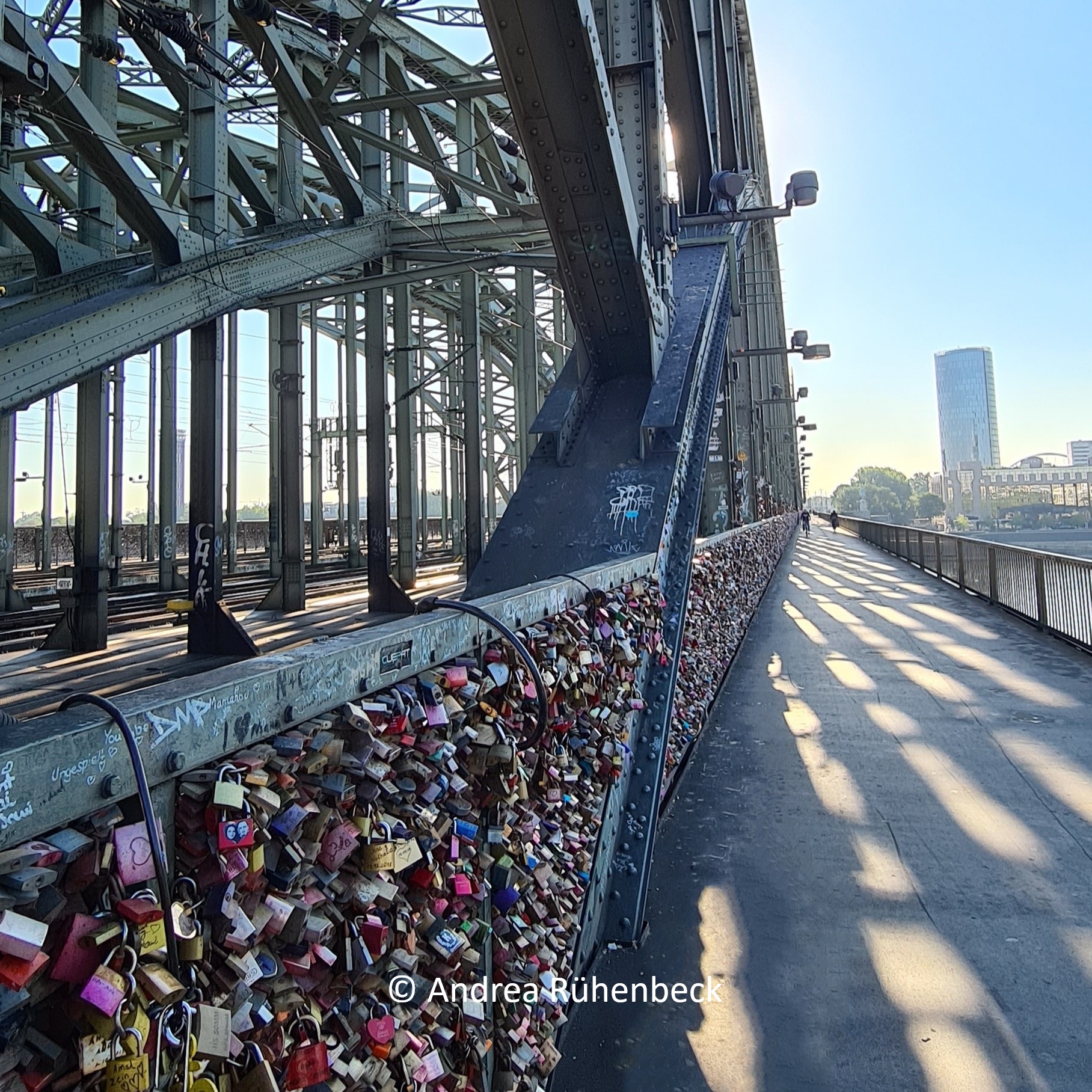 Brücke mit Fußweg und mit vielen Schlössern geschmückt