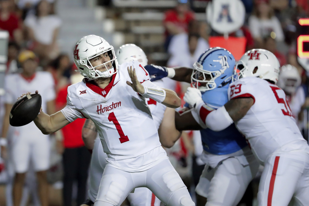 Houston QB Conner Weigman passes in a college football game.