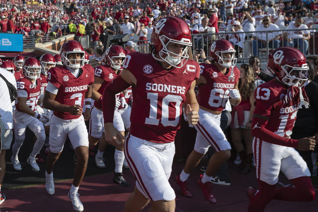 Oklahoma QB John Mateer runs on the field for a college football game.