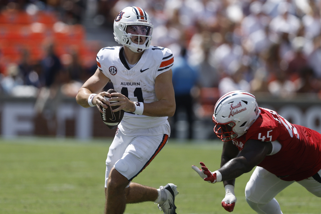 Auburn QB Jackson Arnold looks to throw in a college football game.