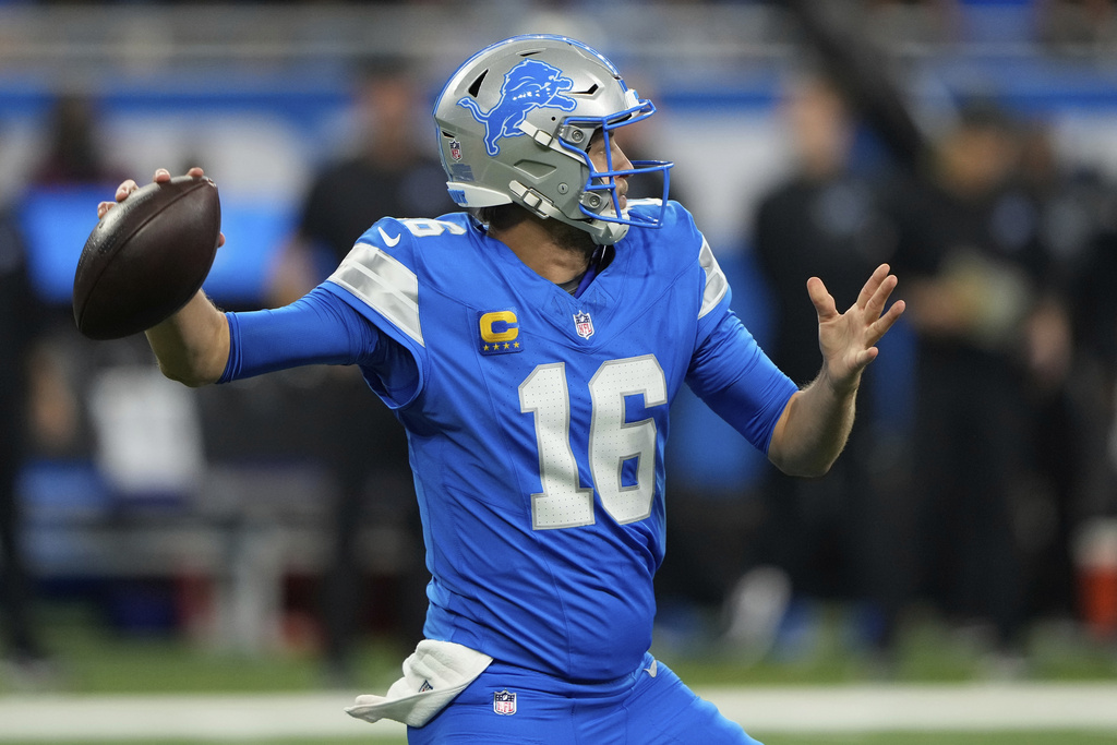 Lions QB Jared Goff throws a football in an NFL game.