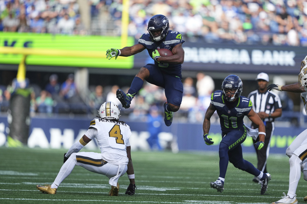 Seahawks RB Kenneth Walker III runs the football in an NFL game.