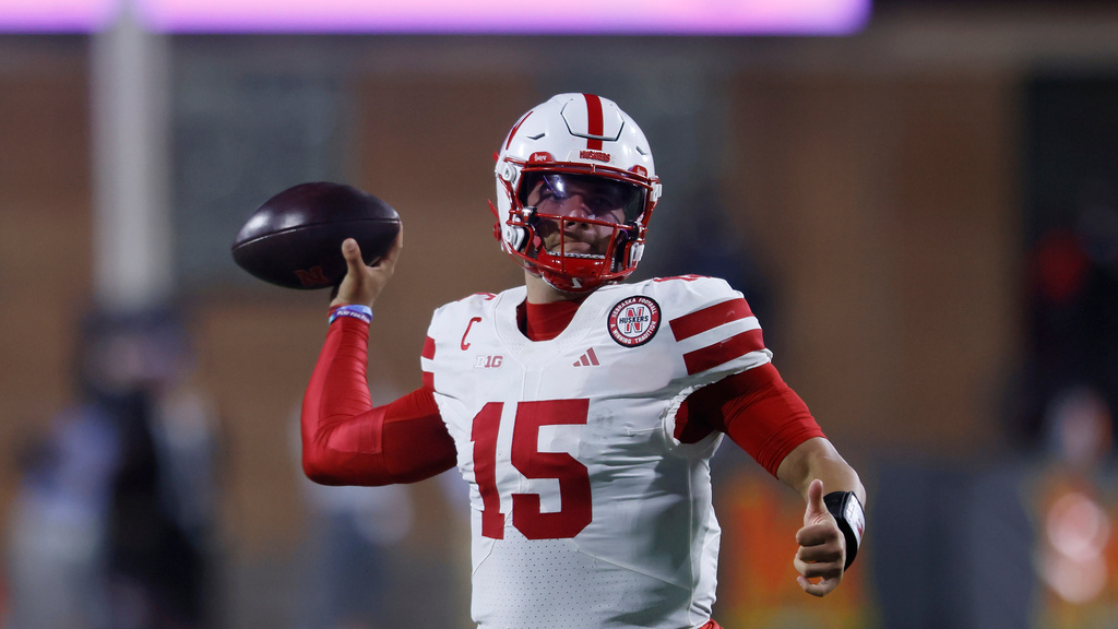 Nebraska QB Dylan Raiola throws a football in a CFB game. 