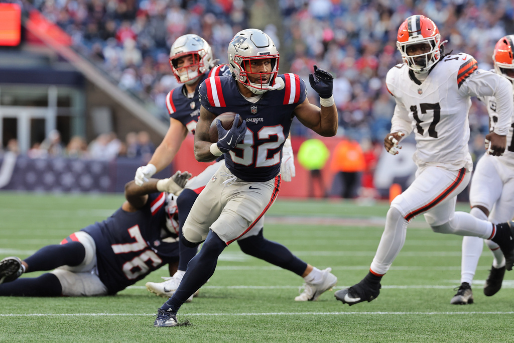 Patriots RB TreVeyon Henderson runs the football in an NFL game.