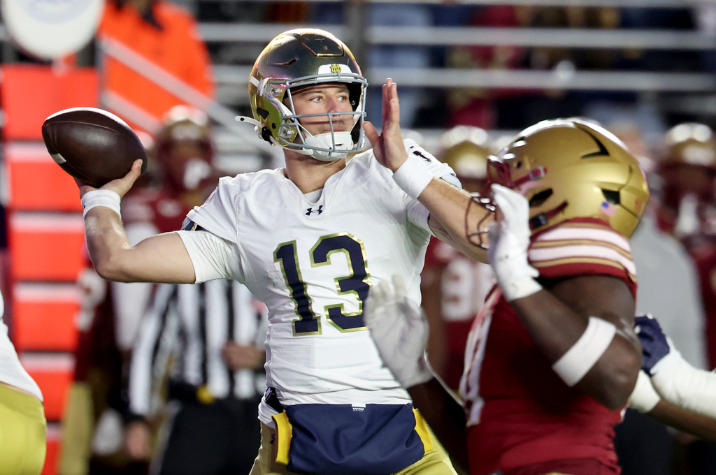 Notre Dame QB CJ Carr throws a football in a CFB game.