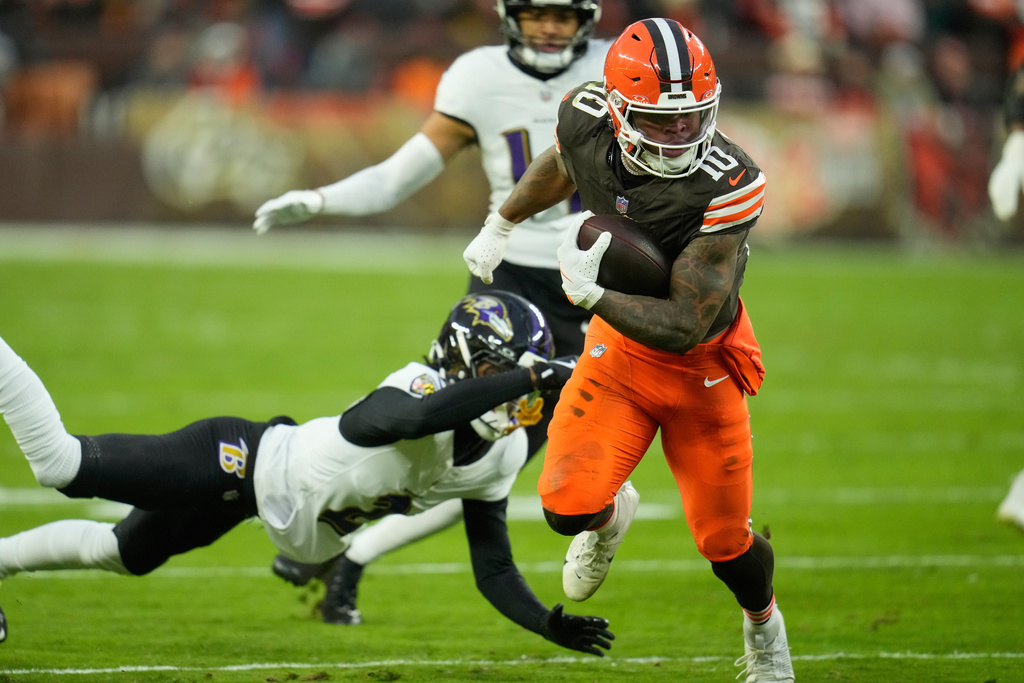 Browns RB Quinshon Judkins runs a football in an NFL game.
