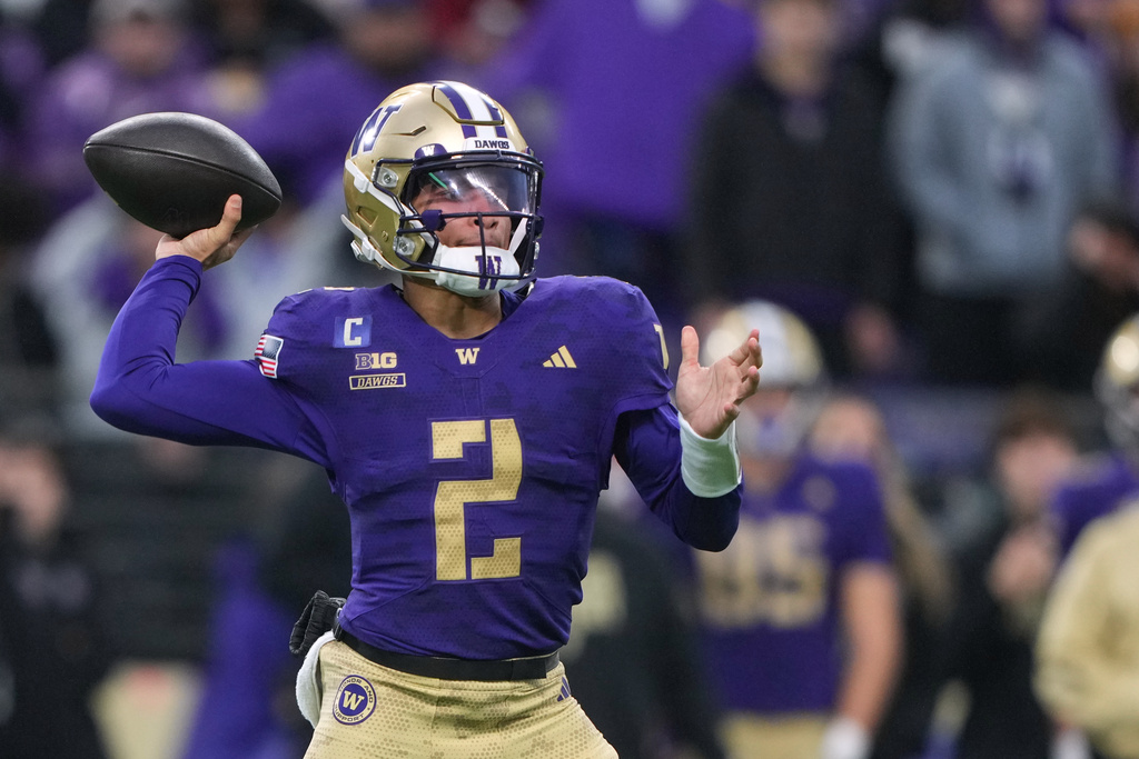 Washington Huskies QB Demond Williams Jr. throws a pass against Purdue.