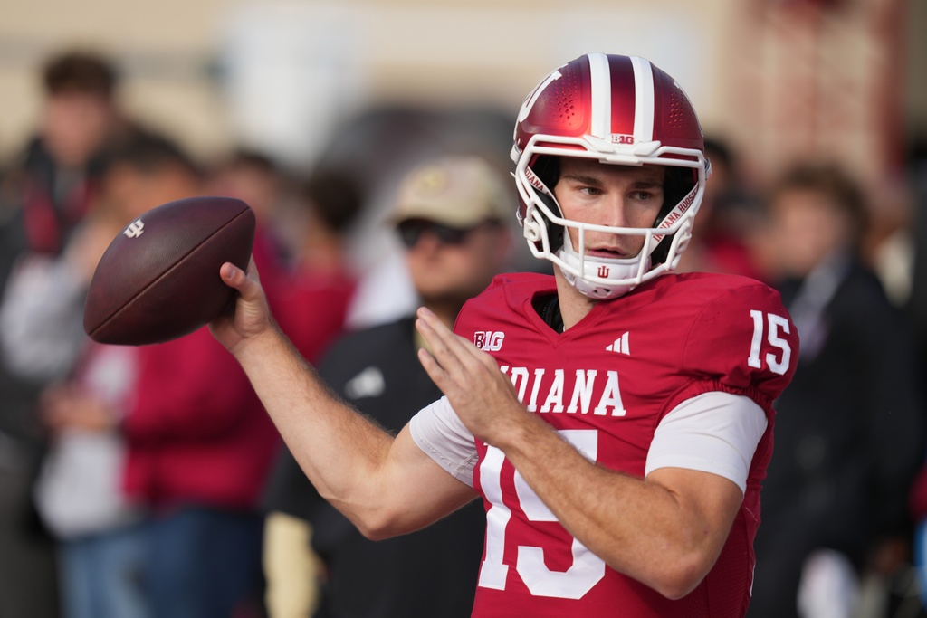 Indiana Hoosiers QB Fernando Mendoza warms up before a game against Wisconsin.