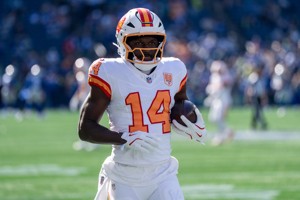 Tampa Bay Buccaneers WR Chris Godwin warms up before a game against the Seahawks.