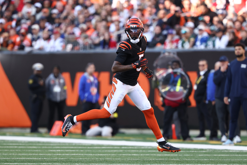 Bengals WR Tee Higgins runs downfield in an NFL football game.