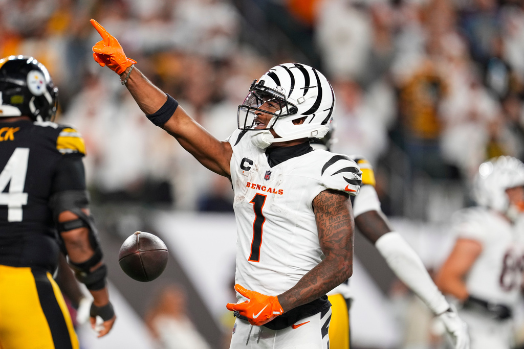 Bengals WR Ja'Marr Chase celebrates a catch in an NFL game. Chase is a top PrizePicks pick for the NFL Thanksgiving Games.