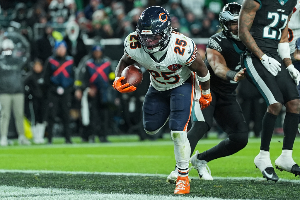 Bears RB Kyle Monangai scores a touchdown in an NFL game.
