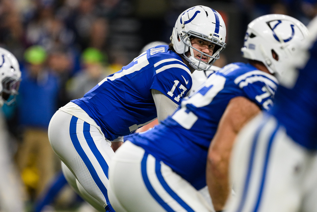 Colts QB Daniel Jones takes a snap in an NFL game under center.
