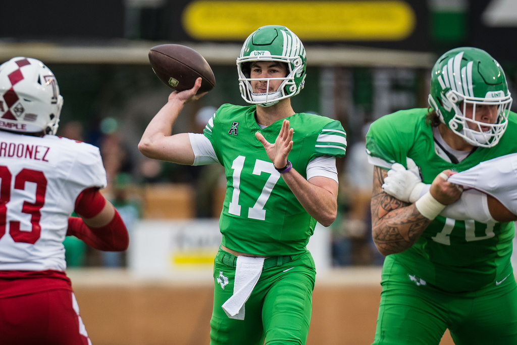 North Texas State QB Drew Mestemaker throws a football in a CFB game.