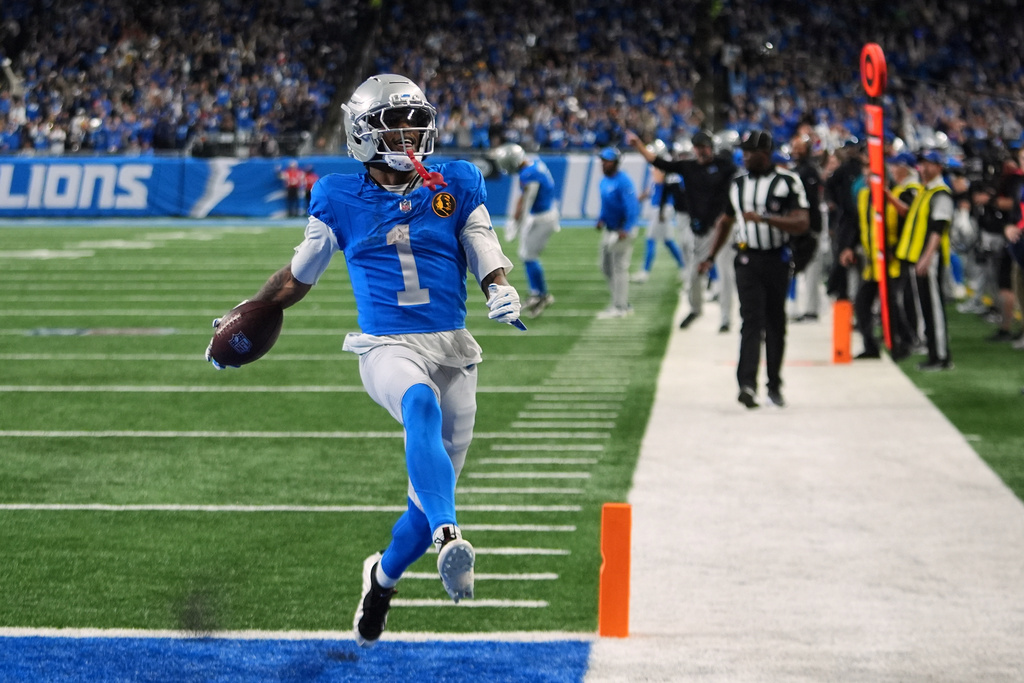 Detroit Lions WR Jameson Williams scores a TD against the Green Bay Packers.