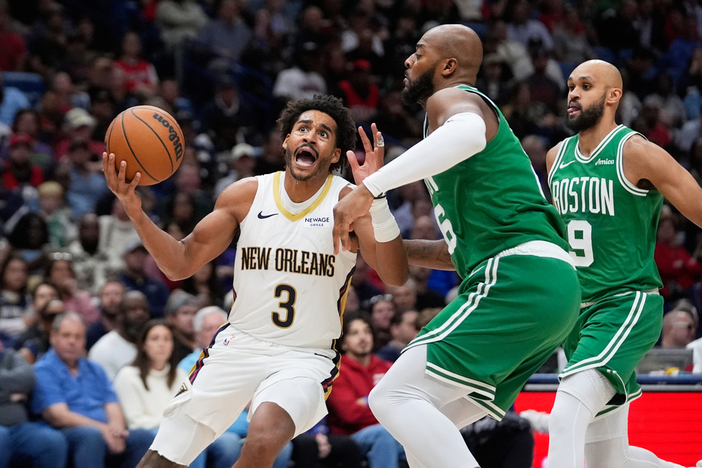 Pelicans G Jordan Poole drives to the basket in an NBA game.